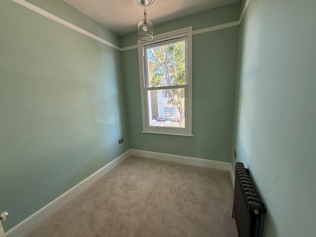 Lot: 132 - THREE-BEDROOM TERRACE HOUSE - Bedroom 3 with window to front
